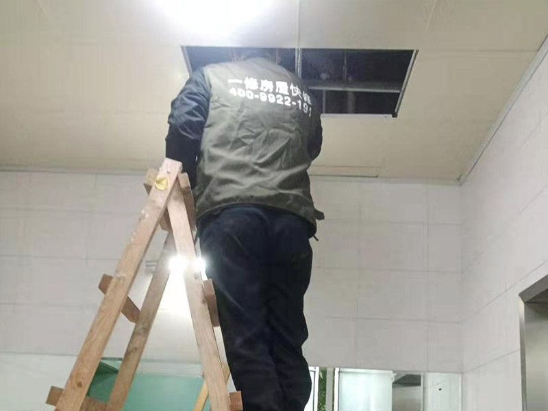 吊頂拆除檢查維修：首先檢查安全通道情況，必須保持安全通道暢通無阻。做好一些預留設(shè)施、重要部位、部件的防護保護工作，拆除承重墻時要先加固（由專業(yè)隊伍施工），得到相關(guān)單位的認可后方可進行下一道工序施工。將拆除區(qū)域內(nèi)的易燃易爆品包括廢紙、紡織品、木制品等集中外運。本工程為多層建筑物，高空作業(yè)采用移動式腳手架。拆除順序為：切斷電路→關(guān)閉給排水管→拆除管線→吊頂→龍骨→堆放→整理→清運等。 清理各層遺留物及垃圾等。