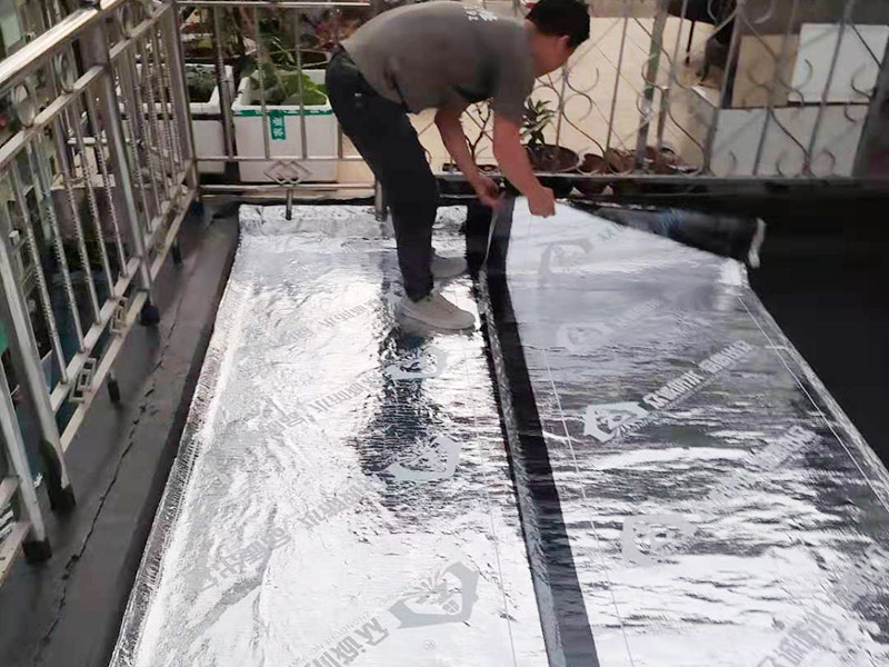 房屋局部改造：衛(wèi)生間改造中水電的改造尤為重要且需要最早開(kāi)始著手，由于會(huì)涉及到浴霸采暖、燈光的線路走向、水管的入墻等問(wèn)題，所以在改造之前需制定一個(gè)詳細(xì)的水電走向設(shè)計(jì)，從而提高安全質(zhì)量以及滿(mǎn)足裝修業(yè)主們生活的需要。衛(wèi)生間內(nèi)的防水涂料是由地面延伸到墻面的，涂刷過(guò)程中精良的保證厚度均勻。還需要處理好地面和墻面交界處的各類(lèi)管件的涂刷。待防水處理完全確定后，等待地面干透就可以做后續(xù)的工程了。