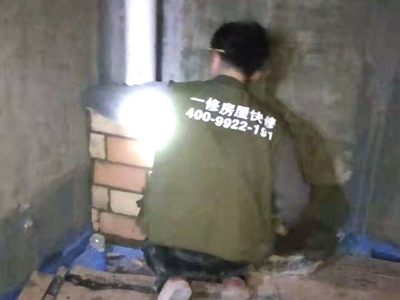 衛(wèi)生間包管貼磚：紅磚包管做法也較為常見，在家庭施工中也使用廣泛。它的施工較為簡單，我們只需將管道用紅磚砌筑并將其包圍，然后在紅磚的表面用水泥砂漿將其磨平，最后再貼上墻面磚即可。用紅磚進行包管可以有效的降低水管的使用噪音，同時它不容易出現(xiàn)變形、使用壽命長久。但紅磚包管也存在一些不足：紅磚占用的空間較大，在小衛(wèi)生間不是很適用。