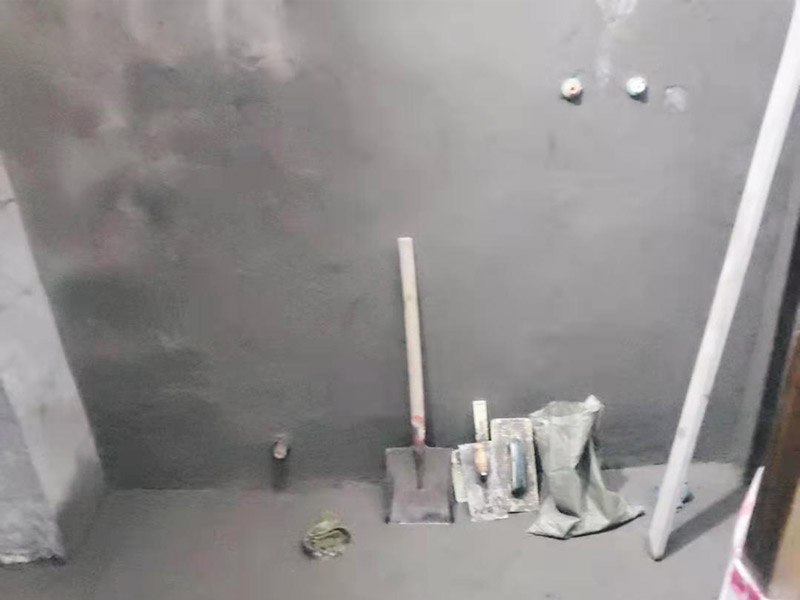 衛(wèi)生間墻埋線管找平：基層處理→找標高、彈線→灑水濕潤→抹灰餅和標筋→攪拌砂漿→刷水泥漿結(jié)合層→鋪水泥砂漿面層→木抹子搓平→鐵抹子壓第一遍→第二遍壓光→第三遍壓光→養(yǎng)護。  將基層上的灰塵掃掉，用鋼絲刷和鏨子刷凈、剔掉灰漿皮和灰渣層，用10%的火堿水溶液刷掉基層上的油污，并用清水及時將堿液沖凈。 根據(jù)墻上的 1000mm水平線，往下量測出面層標高，并彈在墻上。 根據(jù)房間內(nèi)四周墻上彈的面層標高水平線，確定面層抹灰厚度(不應(yīng)小于20mm),然后拉水平線開始抹灰餅(5cm*5cm)，橫豎間距為1.5―2.0米，灰餅上平面即為地面面層標高。如果房間比較大，還須抹標筋。鋪抹灰餅和標筋的砂材料配合比均與抹地面的砂漿相同。水泥砂漿地面找平施工流程及工藝攪拌砂漿，用攪拌機進行攪拌，顏須一致。