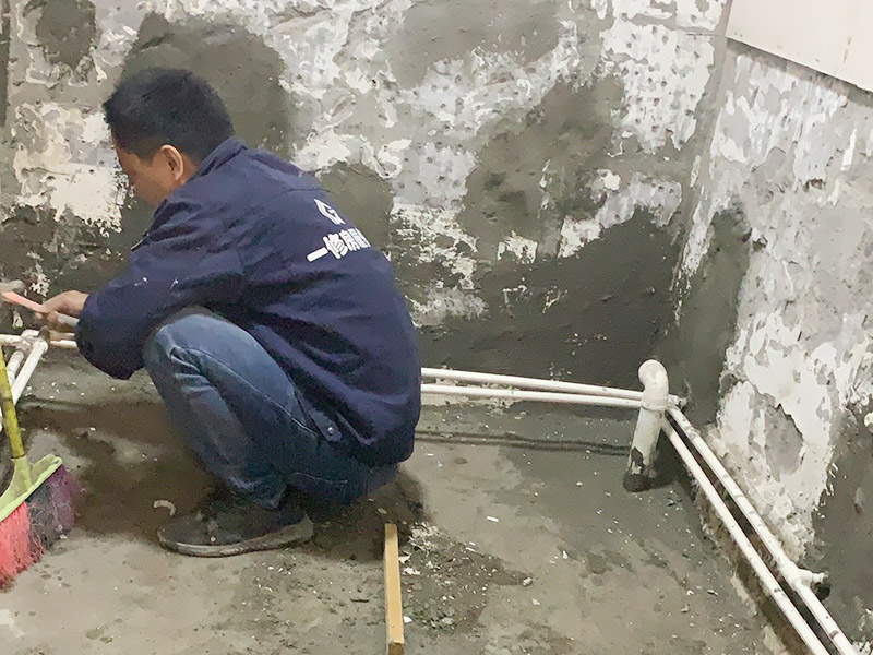 廁所墻面清理修補(bǔ)：首先，是基層不牢固的話，就必須要將基層全部剔除，從新進(jìn)行基層的裝修處理；甚者，墻面基層裂縫太大，會嚴(yán)重影響家人的生活安全，必須找相關(guān)房產(chǎn)企業(yè)進(jìn)行處理。 將破損墻磚取出，用切割機(jī)在離損壞的墻磚的四周5到6毫米處切槽，用切割刀將墻磚縫的水泥稍微刮下一些，再用切割刀吧墻磚表面的釉面劃開一道口，以便把墻磚敲碎取出，用錘子把墻磚敲碎后取下來，如果水泥粘得太牢，可以用錘子和鏨子把破損的墻磚剔下。然后，將磚上的砂漿全部刮干凈，然后在107膠中加入適量的水泥，并攪拌成糊狀。