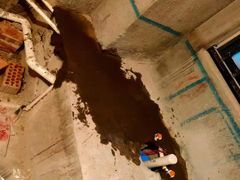 衛(wèi)生間改造施工：衛(wèi)生間改造中水電的改造尤為重要且需要最早開始著手，由于會涉及到浴霸采暖、燈光的線路走向、水管的入墻等問題，所以在改造之前需制定一個詳細的水電走向設計，從而提高安全質量以及滿足裝修業(yè)主們生活的需要。 其次就是需要對其做相應的防水處理。因為在日常的家庭中，衛(wèi)生間的水是處處可見的，非常潮濕。衛(wèi)生間內的防水涂料是由地面延伸到墻面的，涂刷過程中精良的保證厚度均勻。還需要處理好地面和墻面交界處的各類管件的涂刷。待防水處理完全確定后，等待地面干透就可以做后續(xù)的工程了。這里要著重提醒，衛(wèi)生間下水口位置的防水要特別處理好，保證今后的檢查與維修。