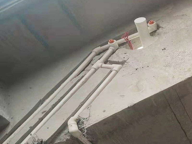 衛(wèi)生間改造施工：衛(wèi)生間改造中水電的改造尤為重要且需要最早開始著手，由于會涉及到浴霸采暖、燈光的線路走向、水管的入墻等問題，所以在改造之前需制定一個詳細的水電走向設計，從而提高安全質量以及滿足裝修業(yè)主們生活的需要。 其次就是需要對其做相應的防水處理。因為在日常的家庭中，衛(wèi)生間的水是處處可見的，非常潮濕。衛(wèi)生間內的防水涂料是由地面延伸到墻面的，涂刷過程中精良的保證厚度均勻。還需要處理好地面和墻面交界處的各類管件的涂刷。待防水處理完全確定后，等待地面干透就可以做后續(xù)的工程了。這里要著重提醒，衛(wèi)生間下水口位置的防水要特別處理好，保證今后的檢查與維修。