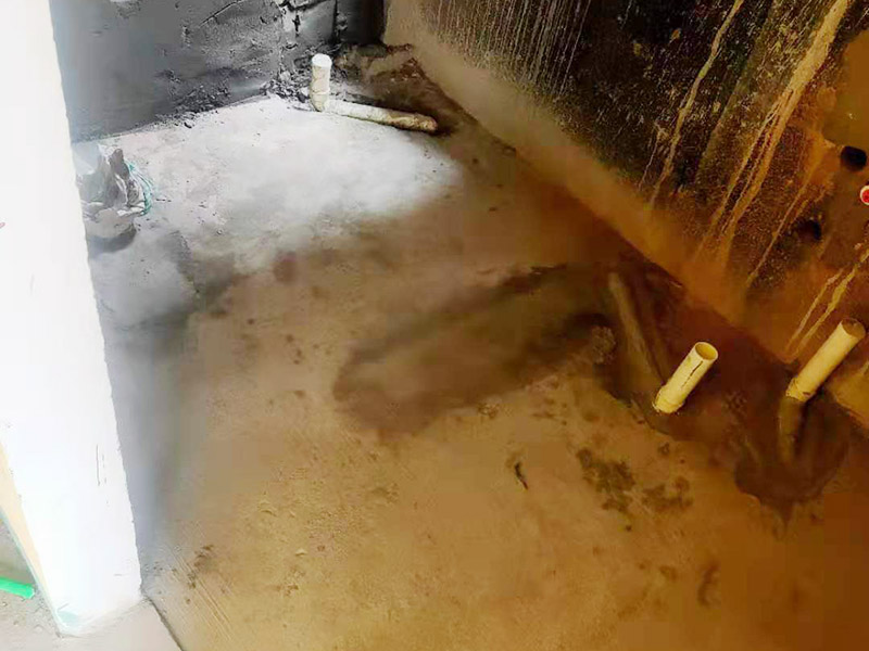 衛(wèi)生間改造施工：衛(wèi)生間改造中水電的改造尤為重要且需要最早開始著手，由于會涉及到浴霸采暖、燈光的線路走向、水管的入墻等問題，所以在改造之前需制定一個詳細的水電走向設計，從而提高安全質量以及滿足裝修業(yè)主們生活的需要。 其次就是需要對其做相應的防水處理。因為在日常的家庭中，衛(wèi)生間的水是處處可見的，非常潮濕。衛(wèi)生間內的防水涂料是由地面延伸到墻面的，涂刷過程中精良的保證厚度均勻。還需要處理好地面和墻面交界處的各類管件的涂刷。待防水處理完全確定后，等待地面干透就可以做后續(xù)的工程了。這里要著重提醒，衛(wèi)生間下水口位置的防水要特別處理好，保證今后的檢查與維修。