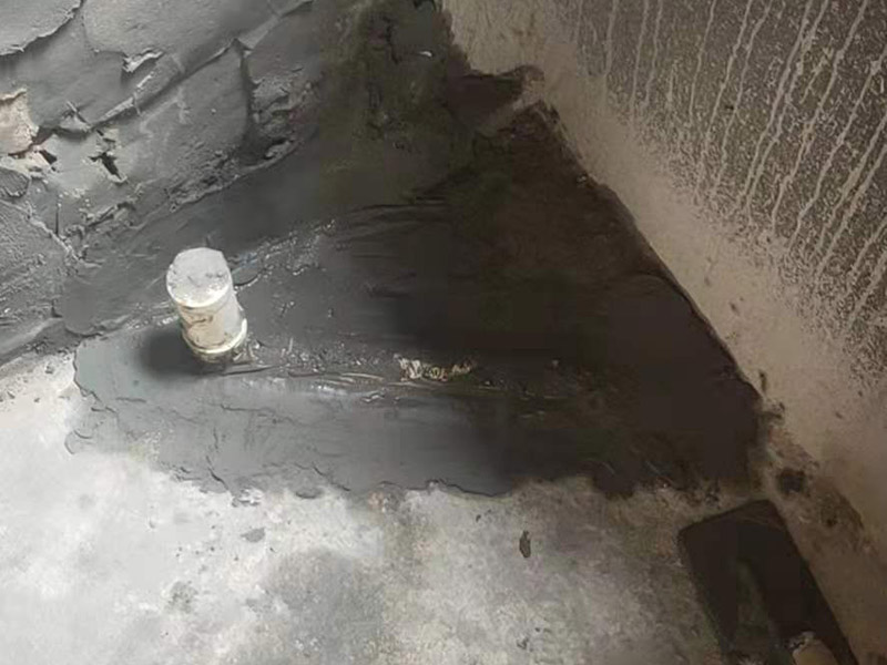 衛(wèi)生間改造施工：衛(wèi)生間改造中水電的改造尤為重要且需要最早開始著手，由于會涉及到浴霸采暖、燈光的線路走向、水管的入墻等問題，所以在改造之前需制定一個詳細的水電走向設計，從而提高安全質量以及滿足裝修業(yè)主們生活的需要。 其次就是需要對其做相應的防水處理。因為在日常的家庭中，衛(wèi)生間的水是處處可見的，非常潮濕。衛(wèi)生間內的防水涂料是由地面延伸到墻面的，涂刷過程中精良的保證厚度均勻。還需要處理好地面和墻面交界處的各類管件的涂刷。待防水處理完全確定后，等待地面干透就可以做后續(xù)的工程了。這里要著重提醒，衛(wèi)生間下水口位置的防水要特別處理好，保證今后的檢查與維修。