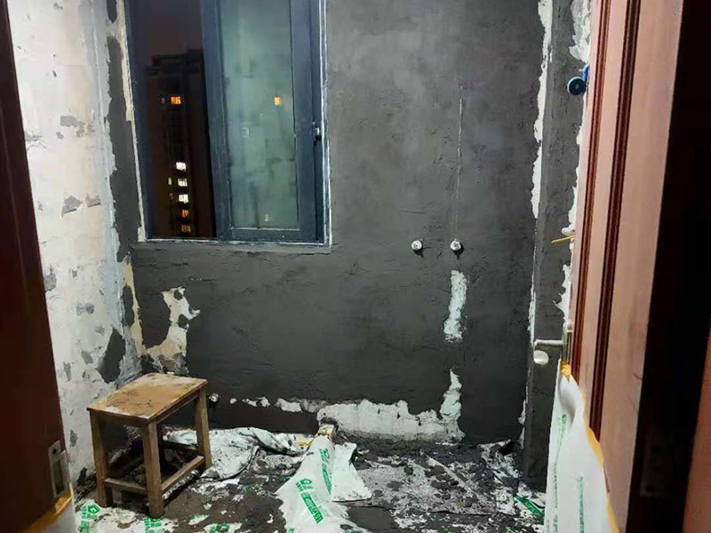 廁所墻面刷防水:廚衛(wèi)空間管道較多，由于上下水流的通過，管道長期震動(dòng)容易出現(xiàn)裂紋造成滲漏，且建筑沉降時(shí)易造成管口松動(dòng)而導(dǎo)致漏水。 陰陽角要做圓弧形處理，即將L型部位處理成C型，避免涂刷防水材料的時(shí)候造成陰角堆積、陽角漏涂等情況. 找平層的施工要注意，在防水層完工至少24h后再進(jìn)行。且找平層的施工不能破壞防水層，特別是防水層為柔韌性防水材料是。避免尖銳碎片在找平層中導(dǎo)致防水層刺穿漏水. 瓷磚膠層不同于普通河沙水泥：普通河沙水泥采用背貼法。形成的是非連續(xù)、有空鼓的粘結(jié)層。而瓷磚膠采用齒型刮板刮成連續(xù)的瓷磚膠粘結(jié)層，且瓷磚膠具有一定柔韌性能抵抗震動(dòng)和收縮。添加劑中的乳膠粉在粘結(jié)面能形成連續(xù)的聚合物層，不僅提高了粘結(jié)性能，而且具有一定的防水性能。