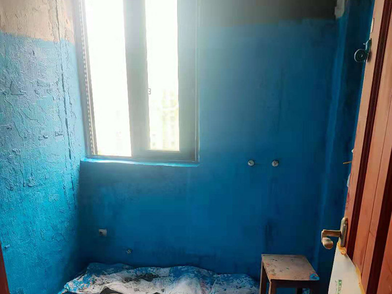 廁所墻面刷防水:廚衛(wèi)空間管道較多，由于上下水流的通過，管道長期震動(dòng)容易出現(xiàn)裂紋造成滲漏，且建筑沉降時(shí)易造成管口松動(dòng)而導(dǎo)致漏水。 陰陽角要做圓弧形處理，即將L型部位處理成C型，避免涂刷防水材料的時(shí)候造成陰角堆積、陽角漏涂等情況. 找平層的施工要注意，在防水層完工至少24h后再進(jìn)行。且找平層的施工不能破壞防水層，特別是防水層為柔韌性防水材料是。避免尖銳碎片在找平層中導(dǎo)致防水層刺穿漏水. 瓷磚膠層不同于普通河沙水泥：普通河沙水泥采用背貼法。形成的是非連續(xù)、有空鼓的粘結(jié)層。而瓷磚膠采用齒型刮板刮成連續(xù)的瓷磚膠粘結(jié)層，且瓷磚膠具有一定柔韌性能抵抗震動(dòng)和收縮。添加劑中的乳膠粉在粘結(jié)面能形成連續(xù)的聚合物層，不僅提高了粘結(jié)性能，而且具有一定的防水性能。