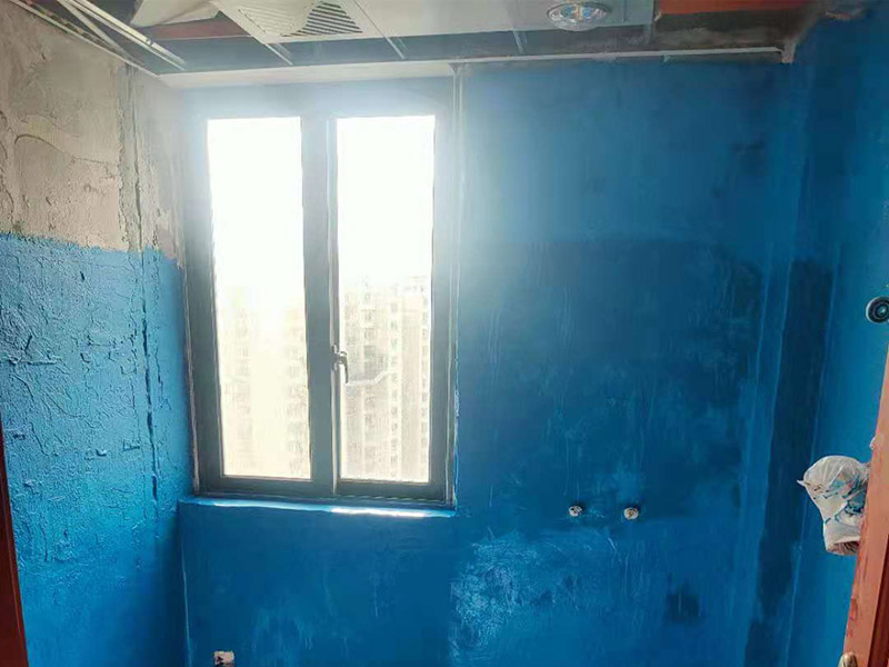 廁所墻面刷防水:廚衛(wèi)空間管道較多，由于上下水流的通過，管道長期震動(dòng)容易出現(xiàn)裂紋造成滲漏，且建筑沉降時(shí)易造成管口松動(dòng)而導(dǎo)致漏水。 陰陽角要做圓弧形處理，即將L型部位處理成C型，避免涂刷防水材料的時(shí)候造成陰角堆積、陽角漏涂等情況. 找平層的施工要注意，在防水層完工至少24h后再進(jìn)行。且找平層的施工不能破壞防水層，特別是防水層為柔韌性防水材料是。避免尖銳碎片在找平層中導(dǎo)致防水層刺穿漏水. 瓷磚膠層不同于普通河沙水泥：普通河沙水泥采用背貼法。形成的是非連續(xù)、有空鼓的粘結(jié)層。而瓷磚膠采用齒型刮板刮成連續(xù)的瓷磚膠粘結(jié)層，且瓷磚膠具有一定柔韌性能抵抗震動(dòng)和收縮。添加劑中的乳膠粉在粘結(jié)面能形成連續(xù)的聚合物層，不僅提高了粘結(jié)性能，而且具有一定的防水性能。
