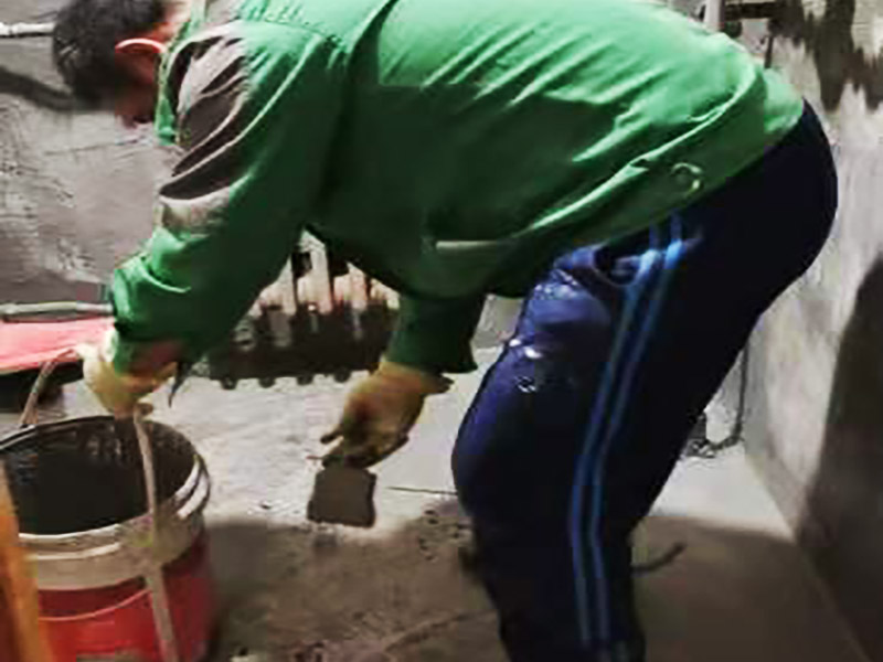 衛(wèi)生間墻地面刷防水：在涂刷防水涂層之前，先要清理墻面和地面。同時，要用連接的氣泵皮管吹盡陰角處的浮層，要量出防水層的高度并劃出基準線，刷防水涂料時要先刷基準線以下位置，并在墻面和地面連接陰角處刷成八字，上下交叉，交接處接應(yīng)有200mm，不得有漏刷情況出現(xiàn)。 墻角涂刷完成后，沿基準線涂刷墻體：第一遍涂刷墻面時，應(yīng)上下縱向涂刷，第二遍涂刷墻體，應(yīng)左右橫向涂刷。 地面防水涂料的涂刷應(yīng)該從房間里側(cè)向門口涂刷，地面水管接口處尤其要仔細涂刷，不能有任何遺漏。 在涂刷完防水涂料后，不能立刻貼瓷鉆，還必須對衛(wèi)生間等空間進行防水測試。防水測試具體辦法是：堵住衛(wèi)生間排水口、地漏等，然后將衛(wèi)生間積水2~3cm。24小時后到樓下查看是否有水滲漏，一旦發(fā)現(xiàn)有滲水痕跡，必須馬上返工。如果等到墻地磚鋪貼完畢才發(fā)現(xiàn)防水滲漏的問題，則必須將墻地磚全部敲掉重新做防水，這樣的話工程量和損耗會增大很多。