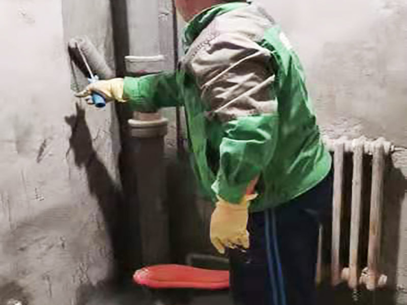 衛(wèi)生間墻地面刷防水：在涂刷防水涂層之前，先要清理墻面和地面。同時，要用連接的氣泵皮管吹盡陰角處的浮層，要量出防水層的高度并劃出基準線，刷防水涂料時要先刷基準線以下位置，并在墻面和地面連接陰角處刷成八字，上下交叉，交接處接應(yīng)有200mm，不得有漏刷情況出現(xiàn)。 墻角涂刷完成后，沿基準線涂刷墻體：第一遍涂刷墻面時，應(yīng)上下縱向涂刷，第二遍涂刷墻體，應(yīng)左右橫向涂刷。 地面防水涂料的涂刷應(yīng)該從房間里側(cè)向門口涂刷，地面水管接口處尤其要仔細涂刷，不能有任何遺漏。 在涂刷完防水涂料后，不能立刻貼瓷鉆，還必須對衛(wèi)生間等空間進行防水測試。防水測試具體辦法是：堵住衛(wèi)生間排水口、地漏等，然后將衛(wèi)生間積水2~3cm。24小時后到樓下查看是否有水滲漏，一旦發(fā)現(xiàn)有滲水痕跡，必須馬上返工。如果等到墻地磚鋪貼完畢才發(fā)現(xiàn)防水滲漏的問題，則必須將墻地磚全部敲掉重新做防水，這樣的話工程量和損耗會增大很多。