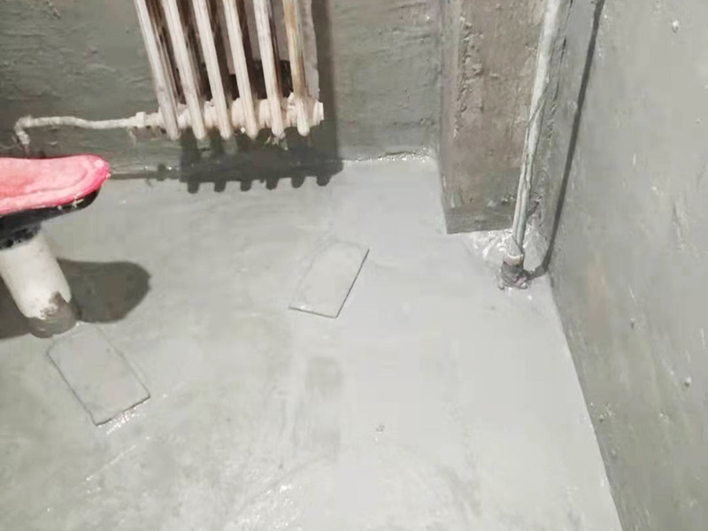 衛(wèi)生間墻地面刷防水：在涂刷防水涂層之前，先要清理墻面和地面。同時，要用連接的氣泵皮管吹盡陰角處的浮層，要量出防水層的高度并劃出基準線，刷防水涂料時要先刷基準線以下位置，并在墻面和地面連接陰角處刷成八字，上下交叉，交接處接應(yīng)有200mm，不得有漏刷情況出現(xiàn)。 墻角涂刷完成后，沿基準線涂刷墻體：第一遍涂刷墻面時，應(yīng)上下縱向涂刷，第二遍涂刷墻體，應(yīng)左右橫向涂刷。 地面防水涂料的涂刷應(yīng)該從房間里側(cè)向門口涂刷，地面水管接口處尤其要仔細涂刷，不能有任何遺漏。 在涂刷完防水涂料后，不能立刻貼瓷鉆，還必須對衛(wèi)生間等空間進行防水測試。防水測試具體辦法是：堵住衛(wèi)生間排水口、地漏等，然后將衛(wèi)生間積水2~3cm。24小時后到樓下查看是否有水滲漏，一旦發(fā)現(xiàn)有滲水痕跡，必須馬上返工。如果等到墻地磚鋪貼完畢才發(fā)現(xiàn)防水滲漏的問題，則必須將墻地磚全部敲掉重新做防水，這樣的話工程量和損耗會增大很多。