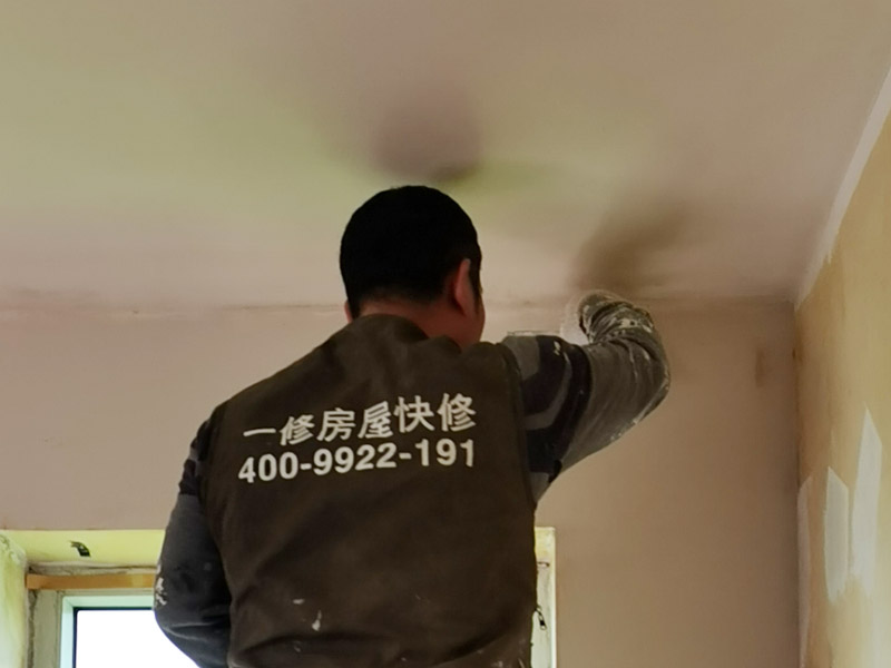 墻面刮膩?zhàn)有扪a(bǔ)：1、鏟墻皮：可以做輕微潤水實(shí)驗(yàn)，檢驗(yàn)原涂層附著力是否合格，如果原基層膩?zhàn)虞^差，則需要鏟除，重新石膏找平。 2、墻體封閉墻固一遍：目的是封閉墻體潮氣、增強(qiáng)膩?zhàn)优c墻體之間的結(jié)合力。如果遇到老房子，可刷墻固增加保險(xiǎn)系數(shù)。 3、陰角處理兩面“彈線”（注意垂直度），陽角處理用靠尺就可以了，然后用石膏粉加膠調(diào)制石膏膩?zhàn)诱抑薄?4、墻體找平：先檢查墻體有無“空鼓”、裂縫及施工洞，然后用稍長(zhǎng)一點(diǎn)的鋁合金直尺檢查頂部和墻面的凹陷部位，做標(biāo)記，用石膏膩?zhàn)訅|平。 5、正式刮膩?zhàn)樱菏嗄佔(zhàn)痈赏负蠊文佔(zhàn)樱勘楸仨殢氐赘赏福?。檢查膩?zhàn)邮欠窀赏阜椒ㄓ卸菏紫扔^察顏色是否一致；再就是看打磨的時(shí)候有沒“粘砂紙”現(xiàn)象。 6、強(qiáng)燈光斜射打磨：可用204＃－360＃砂紙。不可用粗砂紙，否則打磨后的墻面有痕跡，刷完涂料后有凹凸不平現(xiàn)象，影響美觀。