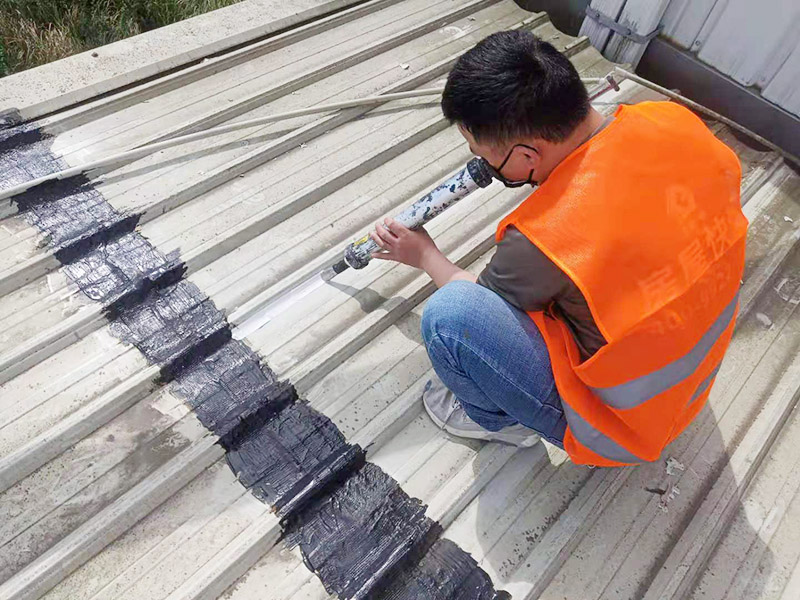 輕鋼瓦屋頂防水打膠:清理基層，施工前要將基層表面的塵土和雜物清理干凈，然后用熱熔法改性瀝青卷材對(duì)防水層施工前在水落口、管根、陰陽角等細(xì)部先做好附加層。 1、陰雨天氣不能進(jìn)行防水工作和保溫施工。 2、卷材的防水層質(zhì)量要符合要求，干燥程度要達(dá)到一定標(biāo)準(zhǔn)。 3、屋頂?shù)墓战?、天溝和卷材搭接、水落口等?jié)點(diǎn)部位，要鋪貼牢固，要符合屋面防水工程技術(shù)規(guī)范。 4、防水卷材鋪貼時(shí)基層和卷材之間的排氣要充分，避免過度拉緊和皺褶。 5、防水卷材鋪貼要順直，要嚴(yán)格按照基層的彈標(biāo)線來施工。 6、鋪設(shè)保溫層時(shí)一定要保護(hù)好防水層。
