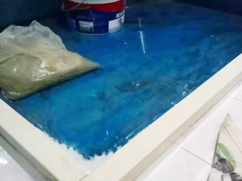 浴室防水裝修：首先要將墻面地面都要清潔干凈，這點非常重要，不能有散沙、土、石塊等干擾基層。如果基層開發(fā)商做的很不好的話，表面還要刷一層界面劑以防止墻面表面起沙。用噴壺將陰角部分和管根部分噴水，噴水的主要目的就是防止墻面吸收了堵漏寶太多的水分，造成堵漏寶沒有和墻面凝結(jié)在一起。那么噴多少水呢，建議以表面沒有明顯積水為宜。刷完以后，將第一遍堵漏上鋪好網(wǎng)格布，主要是防止堵漏初凝以后裂開。然后進行第二遍涂刷堵漏，刷完就要進行下面柔韌性防水涂刷的步驟了。
