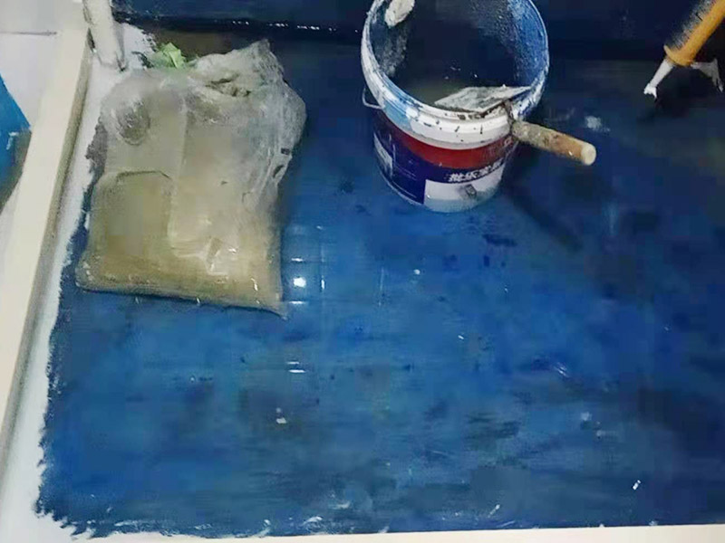 浴室防水裝修：首先要將墻面地面都要清潔干凈，這點非常重要，不能有散沙、土、石塊等干擾基層。如果基層開發(fā)商做的很不好的話，表面還要刷一層界面劑以防止墻面表面起沙。用噴壺將陰角部分和管根部分噴水，噴水的主要目的就是防止墻面吸收了堵漏寶太多的水分，造成堵漏寶沒有和墻面凝結(jié)在一起。那么噴多少水呢，建議以表面沒有明顯積水為宜。刷完以后，將第一遍堵漏上鋪好網(wǎng)格布，主要是防止堵漏初凝以后裂開。然后進行第二遍涂刷堵漏，刷完就要進行下面柔韌性防水涂刷的步驟了。
