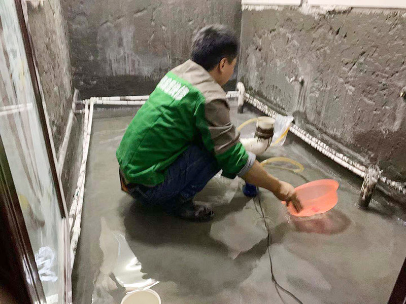 衛(wèi)生間改造閉水試驗(yàn)：將不需要或是不滿意的地方進(jìn)行拆除后，留下的成品需要進(jìn)行施工保護(hù)，防止磕碰到，還可防止被上面的重物或是棱角碰壞。將這些不滿意的地方進(jìn)行拆除，且拆除之后的垃圾也要及時(shí)清理，避免阻礙施工進(jìn)程。做好防水處理也是衛(wèi)生間改造的重要一步。因?yàn)樾l(wèi)生間的水、水蒸氣極其常見，防水做不好極易導(dǎo)致墻面潮濕、發(fā)霉，電路出現(xiàn)問題等的情況。衛(wèi)生間墻面上要做大約30厘米的防水涂料，以防積水浸透墻面，且要保證涂刷厚度均勻，還需要處理好地面和墻面交界處的各類管件的涂刷。待防水處理完全確定后，等待地面干透就可以做后續(xù)的工程了。
