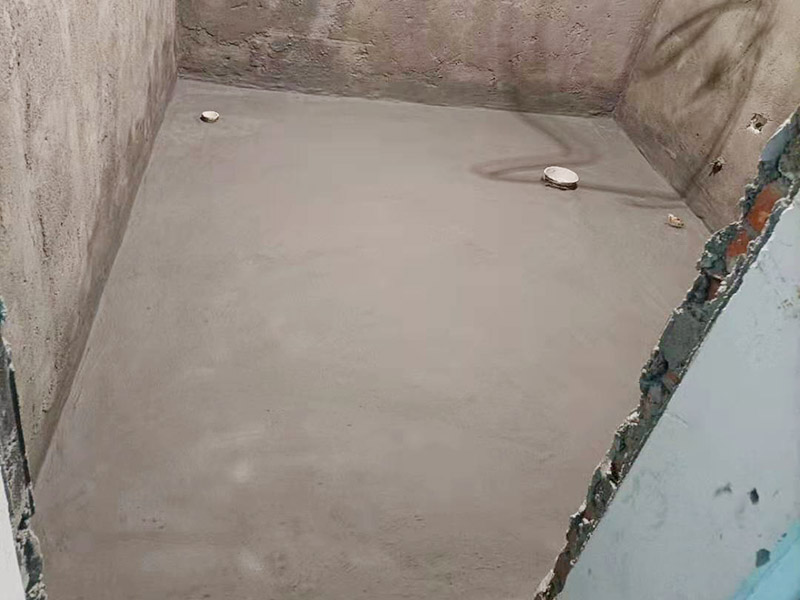 衛(wèi)生間墻地面刷防水：在涂刷防水涂層之前，先要清理墻面和地面。同時，要用連接的氣泵皮管吹盡陰角處的浮層，要量出防水層的高度并劃出基準線，刷防水涂料時要先刷基準線以下位置，并在墻面和地面連接陰角處刷成八字，上下交叉，交接處接應有200mm，不得有漏刷情況出現(xiàn)。 墻角涂刷完成后，沿基準線涂刷墻體：第一遍涂刷墻面時，應上下縱向涂刷，第二遍涂刷墻體，應左右橫向涂刷。地面防水涂料的涂刷應該從房間里側(cè)向門口涂刷，地面水管接口處尤其要仔細涂刷，不能有任何遺漏。 在涂刷完防水涂料后，不能立刻貼瓷鉆，還必須對衛(wèi)生間等空間進行防水測試。