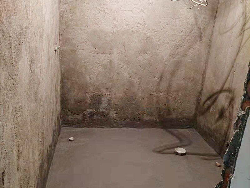 衛(wèi)生間墻地面刷防水：在涂刷防水涂層之前，先要清理墻面和地面。同時，要用連接的氣泵皮管吹盡陰角處的浮層，要量出防水層的高度并劃出基準線，刷防水涂料時要先刷基準線以下位置，并在墻面和地面連接陰角處刷成八字，上下交叉，交接處接應有200mm，不得有漏刷情況出現(xiàn)。 墻角涂刷完成后，沿基準線涂刷墻體：第一遍涂刷墻面時，應上下縱向涂刷，第二遍涂刷墻體，應左右橫向涂刷。地面防水涂料的涂刷應該從房間里側(cè)向門口涂刷，地面水管接口處尤其要仔細涂刷，不能有任何遺漏。 在涂刷完防水涂料后，不能立刻貼瓷鉆，還必須對衛(wèi)生間等空間進行防水測試。