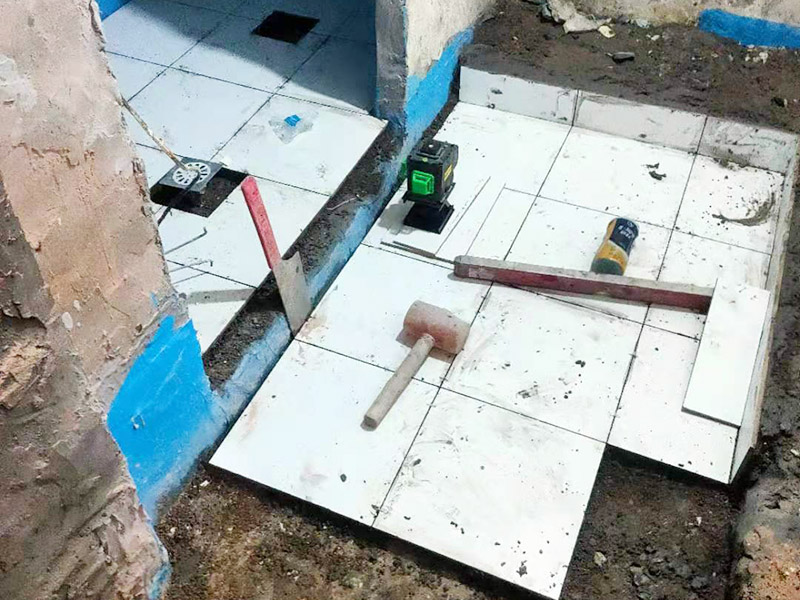 地面貼磚維修：干鋪法：首先要把基層用水澆濕，除去雜物和浮沙。再抹結(jié)合層，需要注意的是要使用1：3的干性水泥漿，按照水平線探鋪平整，然后再把磚放在沙漿上用膠皮錘振實(shí)。這時(shí)再把地面磚取下澆抹水泥漿，然后把地面磚放實(shí)振平就可以了。采用干鋪法可以有效地避免鋪裝過程中造成的空鼓、氣泡等現(xiàn)象發(fā)生。但是干鋪法的技術(shù)含量比較高，所以費(fèi)用也會(huì)比較貴。 濕鋪法，這種鋪貼方法與干鋪法不同之處在于將1：3的干性水泥漿替換成水泥沙漿和普通水。需要注意的是這種鋪貼法在鋪貼過程中容易產(chǎn)生氣泡和空鼓，這樣就會(huì)影響地磚的使用壽命。也是因?yàn)檫@種原因使其價(jià)格便宜，操作簡(jiǎn)單。