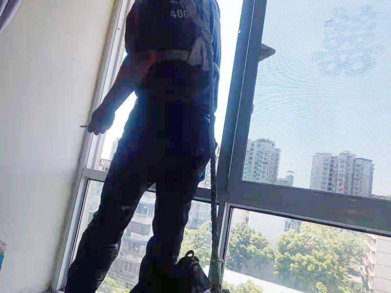 門窗漏水維修：首先將窗框與墻之間縫隙內(nèi)的所有填充物都要剔除干凈，然后還用吹風機吹掃干凈。接著就是使用發(fā)泡膠來填縫，注意盡量把縫隙的填滿保證密實。這樣就把窗框和洞口之間的縫隙封閉起來，以此防止漏水。