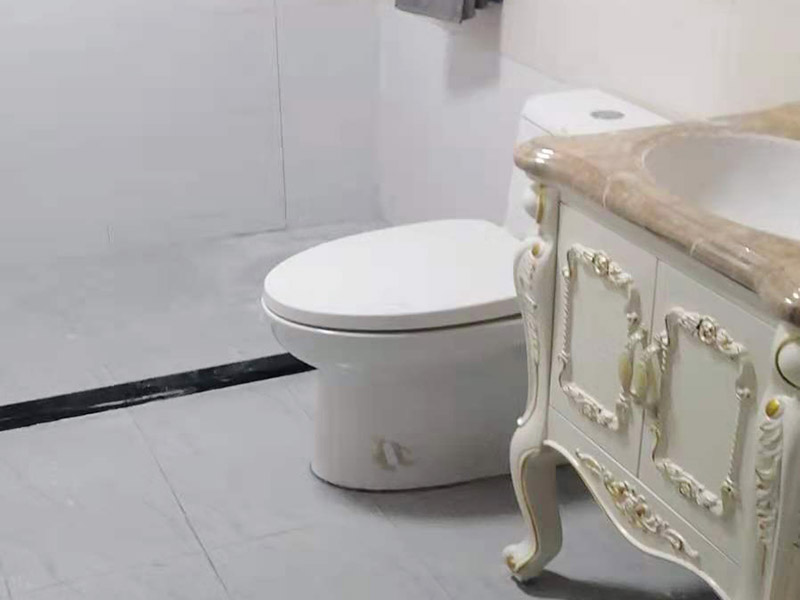 衛(wèi)生間馬桶安裝：第一步：先檢查地面下水口，看其里面是否有垃圾堆積，如果有我們一定要仔細(xì)的檢查并清理干凈。如果清理不好很可能會引起馬桶堵塞等問題。 第二步：將馬桶的出水管先試著安裝放上去，在馬桶的栓孔眼的地方用記號筆做上記號，然后再挪開馬桶。 第三步：在做好記號的地方開一個直接為1.5-2cm，高度為6cm的孔，然后用水泥將1cm的螺栓捻牢在孔洞里面。然后將馬桶放上去看其是否吻合，檢查好后移開馬桶。然后在馬桶出水管和下水管扣周圍涂上油灰，然后將螺栓孔對準(zhǔn)捻好的螺栓，擺正擰好。