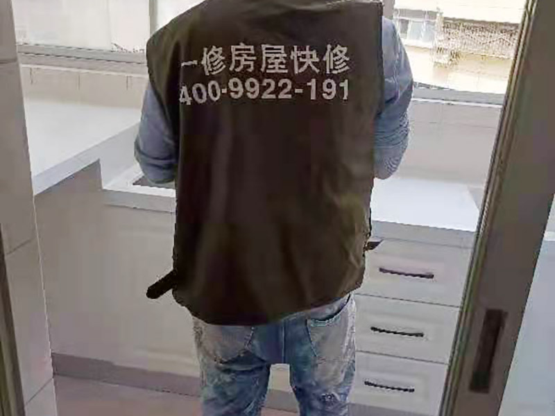 舊櫥柜更換安裝：櫥柜安裝一般先從地柜開始。把櫥柜外包裝拆開后。在櫥柜的邊緣貼上防火膜封邊。在下柜底部安裝上支腳，根據地面水平高度調整櫥柜。 櫥柜安裝需要找出基準點，L型廚房從直角處向兩邊延伸，U型廚房則先將中間的一字型柜體放整齊后，再從兩個直角處向兩邊站看，這樣可以避免出現(xiàn)縫隙。 櫥柜框架安裝牢固定位后，需要在櫥柜背面。一般安裝下水都會現(xiàn)場開孔，工人會用專業(yè)的打孔器按照管道大小進行打孔，打孔的直徑應比管道大3-4毫米，并且打孔后要將開孔部分用密封條封邊，防止邊緣滲水木材變形。把打好孔的背板根據櫥柜位置，依次封裝進去。接下去就是安裝吊柜了。同下柜一樣，吊柜也需要根據需要現(xiàn)場打孔，比如脫排油煙機的排煙管的孔位。