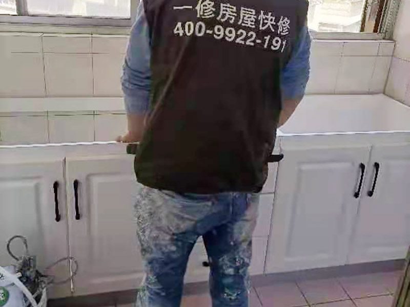 舊櫥柜更換安裝：櫥柜安裝一般先從地柜開始。把櫥柜外包裝拆開后。在櫥柜的邊緣貼上防火膜封邊。在下柜底部安裝上支腳，根據地面水平高度調整櫥柜。 櫥柜安裝需要找出基準點，L型廚房從直角處向兩邊延伸，U型廚房則先將中間的一字型柜體放整齊后，再從兩個直角處向兩邊站看，這樣可以避免出現(xiàn)縫隙。 櫥柜框架安裝牢固定位后，需要在櫥柜背面。一般安裝下水都會現(xiàn)場開孔，工人會用專業(yè)的打孔器按照管道大小進行打孔，打孔的直徑應比管道大3-4毫米，并且打孔后要將開孔部分用密封條封邊，防止邊緣滲水木材變形。把打好孔的背板根據櫥柜位置，依次封裝進去。接下去就是安裝吊柜了。同下柜一樣，吊柜也需要根據需要現(xiàn)場打孔，比如脫排油煙機的排煙管的孔位。