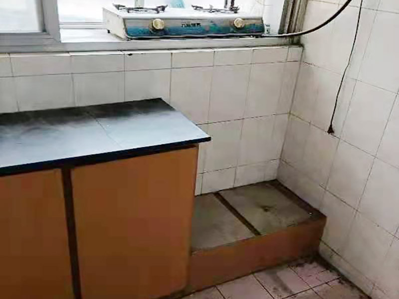 舊櫥柜更換安裝：櫥柜安裝一般先從地柜開始。把櫥柜外包裝拆開后。在櫥柜的邊緣貼上防火膜封邊。在下柜底部安裝上支腳，根據地面水平高度調整櫥柜。 櫥柜安裝需要找出基準點，L型廚房從直角處向兩邊延伸，U型廚房則先將中間的一字型柜體放整齊后，再從兩個直角處向兩邊站看，這樣可以避免出現(xiàn)縫隙。 櫥柜框架安裝牢固定位后，需要在櫥柜背面。一般安裝下水都會現(xiàn)場開孔，工人會用專業(yè)的打孔器按照管道大小進行打孔，打孔的直徑應比管道大3-4毫米，并且打孔后要將開孔部分用密封條封邊，防止邊緣滲水木材變形。把打好孔的背板根據櫥柜位置，依次封裝進去。接下去就是安裝吊柜了。同下柜一樣，吊柜也需要根據需要現(xiàn)場打孔，比如脫排油煙機的排煙管的孔位。