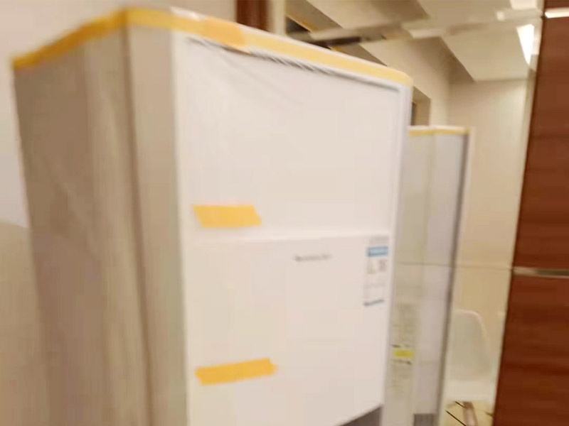 家電窗戶成品保護：地磚、地面石材保護方式：滿鋪成品瓦楞紙板，再用干凈彩條布滿鋪在普通石膏板上，在彩條布交接處及轉(zhuǎn)角處用膠帶固定，也可選用木芯板或三夾板。材料選用視上人、車情況而定。 開關(guān)插座的保護方式：用美紋紙滿包或采用透明塑料蓋保護。 門套的保護方式：用原門框保護膜，或者多層板或密度板，報紙，美紋紙保護。 玻璃鏡子的保護方式：塑料氣泡膜滿貼，用美紋紙進行粘貼固定保護。