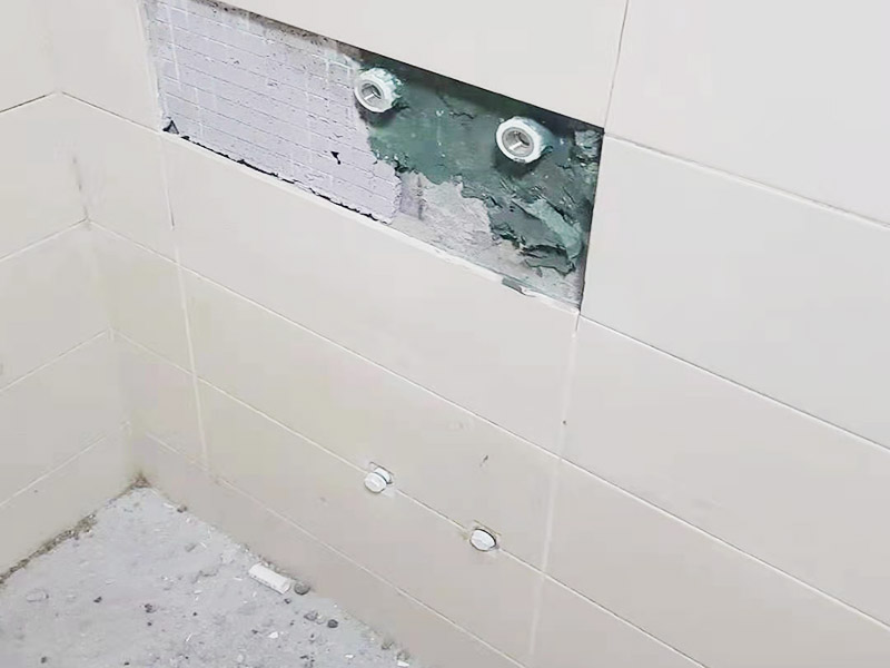 局部改造維修：衛(wèi)生間改造中水電的改造尤為重要且需要最早開始著手，由于會涉及到浴霸采暖、燈光的線路走向、水管的入墻等問題，所以在改造之前需制定一個詳細(xì)的水電走向設(shè)計，從而提高安全質(zhì)量以及滿足裝修業(yè)主們生活的需要。 其次就是需要對其做相應(yīng)的防水處理。因?yàn)樵谌粘５募彝ブ?，衛(wèi)生間的水是處處可見的，非常潮濕。衛(wèi)生間內(nèi)的防水涂料是由地面延伸到墻面的，涂刷過程中精良的保證厚度均勻。還需要處理好地面和墻面交界處的各類管件的涂刷。待防水處理完全確定后，等待地面干透就可以做后續(xù)的工程了。 接下來就是貼瓷磚了。衛(wèi)生間改造中貼瓷磚不僅僅會有裝飾作用還能加強(qiáng)墻面和地面的防水效果。 衛(wèi)生間改造中一般都需要做吊頂處理，當(dāng)然，美觀的同時作為淋浴的場所防水等方面也需要注意