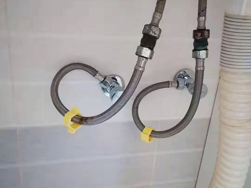 局部改造維修：衛(wèi)生間改造中水電的改造尤為重要且需要最早開始著手，由于會涉及到浴霸采暖、燈光的線路走向、水管的入墻等問題，所以在改造之前需制定一個詳細(xì)的水電走向設(shè)計，從而提高安全質(zhì)量以及滿足裝修業(yè)主們生活的需要。 其次就是需要對其做相應(yīng)的防水處理。因?yàn)樵谌粘５募彝ブ?，衛(wèi)生間的水是處處可見的，非常潮濕。衛(wèi)生間內(nèi)的防水涂料是由地面延伸到墻面的，涂刷過程中精良的保證厚度均勻。還需要處理好地面和墻面交界處的各類管件的涂刷。待防水處理完全確定后，等待地面干透就可以做后續(xù)的工程了。 接下來就是貼瓷磚了。衛(wèi)生間改造中貼瓷磚不僅僅會有裝飾作用還能加強(qiáng)墻面和地面的防水效果。 衛(wèi)生間改造中一般都需要做吊頂處理，當(dāng)然，美觀的同時作為淋浴的場所防水等方面也需要注意