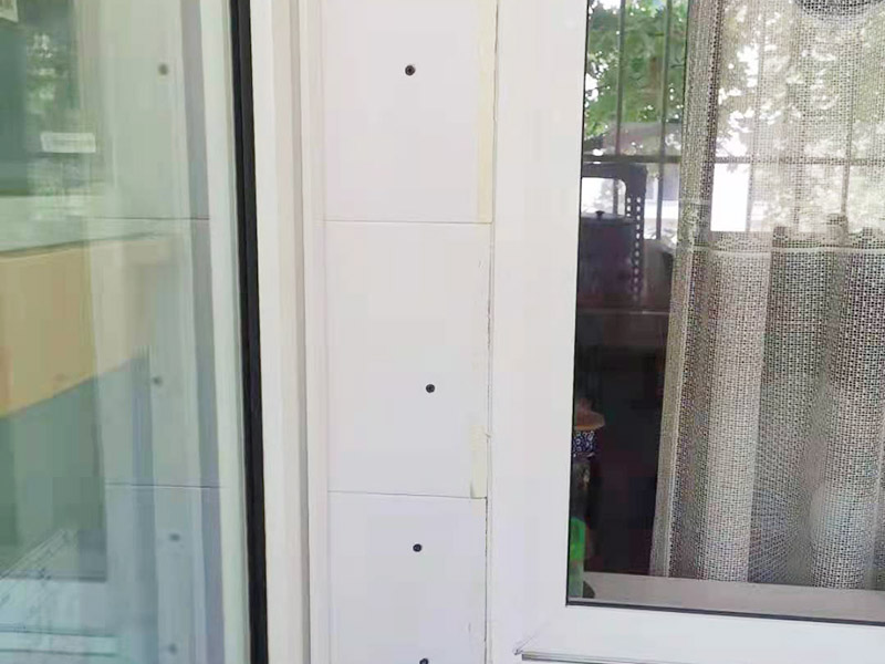 局部改造維修：衛(wèi)生間改造中水電的改造尤為重要且需要最早開始著手，由于會涉及到浴霸采暖、燈光的線路走向、水管的入墻等問題，所以在改造之前需制定一個詳細(xì)的水電走向設(shè)計，從而提高安全質(zhì)量以及滿足裝修業(yè)主們生活的需要。 其次就是需要對其做相應(yīng)的防水處理。因?yàn)樵谌粘５募彝ブ?，衛(wèi)生間的水是處處可見的，非常潮濕。衛(wèi)生間內(nèi)的防水涂料是由地面延伸到墻面的，涂刷過程中精良的保證厚度均勻。還需要處理好地面和墻面交界處的各類管件的涂刷。待防水處理完全確定后，等待地面干透就可以做后續(xù)的工程了。 接下來就是貼瓷磚了。衛(wèi)生間改造中貼瓷磚不僅僅會有裝飾作用還能加強(qiáng)墻面和地面的防水效果。 衛(wèi)生間改造中一般都需要做吊頂處理，當(dāng)然，美觀的同時作為淋浴的場所防水等方面也需要注意