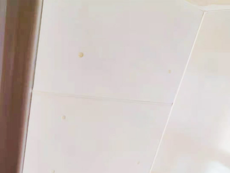 局部改造維修：衛(wèi)生間改造中水電的改造尤為重要且需要最早開始著手，由于會涉及到浴霸采暖、燈光的線路走向、水管的入墻等問題，所以在改造之前需制定一個詳細(xì)的水電走向設(shè)計，從而提高安全質(zhì)量以及滿足裝修業(yè)主們生活的需要。 其次就是需要對其做相應(yīng)的防水處理。因?yàn)樵谌粘５募彝ブ?，衛(wèi)生間的水是處處可見的，非常潮濕。衛(wèi)生間內(nèi)的防水涂料是由地面延伸到墻面的，涂刷過程中精良的保證厚度均勻。還需要處理好地面和墻面交界處的各類管件的涂刷。待防水處理完全確定后，等待地面干透就可以做后續(xù)的工程了。 接下來就是貼瓷磚了。衛(wèi)生間改造中貼瓷磚不僅僅會有裝飾作用還能加強(qiáng)墻面和地面的防水效果。 衛(wèi)生間改造中一般都需要做吊頂處理，當(dāng)然，美觀的同時作為淋浴的場所防水等方面也需要注意