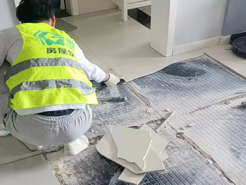 客廳地磚起翹修復(fù)：將油灰刀的邊緣滑入松散的瓷磚與其旁邊的瓷磚之間的接縫中。撬起瓷磚并將其移除。用金屬刮刀或小的撬桿的平坦邊緣刮掉基材和瓷磚背面的稀釋劑或瓷磚粘合劑。用相同的工具刮擦周?chē)臻g的舊水泥漿。用清水沖洗除去翹起的瓷磚，然后用濕海綿擦拭，使其干凈。將砂漿抹在缺口邊緣上，然后將稀釋水泥砂漿抹在瓷磚的背面，將瓷磚鋪回原位。如果難以將瓷磚平整，則將瓷磚墊片插入接縫或修補(bǔ)物與包圍它的瓷磚之間的接縫或接縫中。刮掉多余的漿液，并讓該區(qū)域靜置約10分鐘。用水蘸軟海綿，然后輕輕擦拭修復(fù)區(qū)域。瓷磚上出現(xiàn)一層干粉后，請(qǐng)用干抹布擦拭。