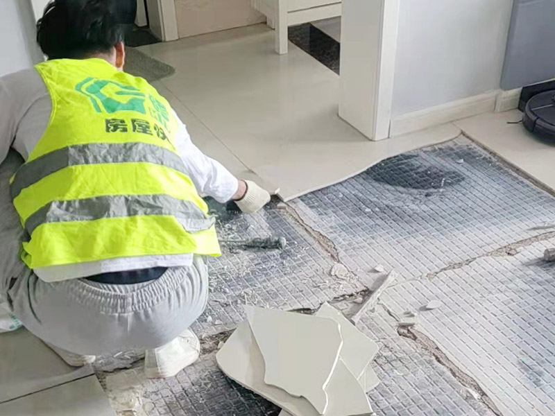 客廳地磚起翹修復(fù)：將油灰刀的邊緣滑入松散的瓷磚與其旁邊的瓷磚之間的接縫中。撬起瓷磚并將其移除。用金屬刮刀或小的撬桿的平坦邊緣刮掉基材和瓷磚背面的稀釋劑或瓷磚粘合劑。用相同的工具刮擦周?chē)臻g的舊水泥漿。用清水沖洗除去翹起的瓷磚，然后用濕海綿擦拭，使其干凈。將砂漿抹在缺口邊緣上，然后將稀釋水泥砂漿抹在瓷磚的背面，將瓷磚鋪回原位。如果難以將瓷磚平整，則將瓷磚墊片插入接縫或修補(bǔ)物與包圍它的瓷磚之間的接縫或接縫中。刮掉多余的漿液，并讓該區(qū)域靜置約10分鐘。用水蘸軟海綿，然后輕輕擦拭修復(fù)區(qū)域。瓷磚上出現(xiàn)一層干粉后，請(qǐng)用干抹布擦拭。
