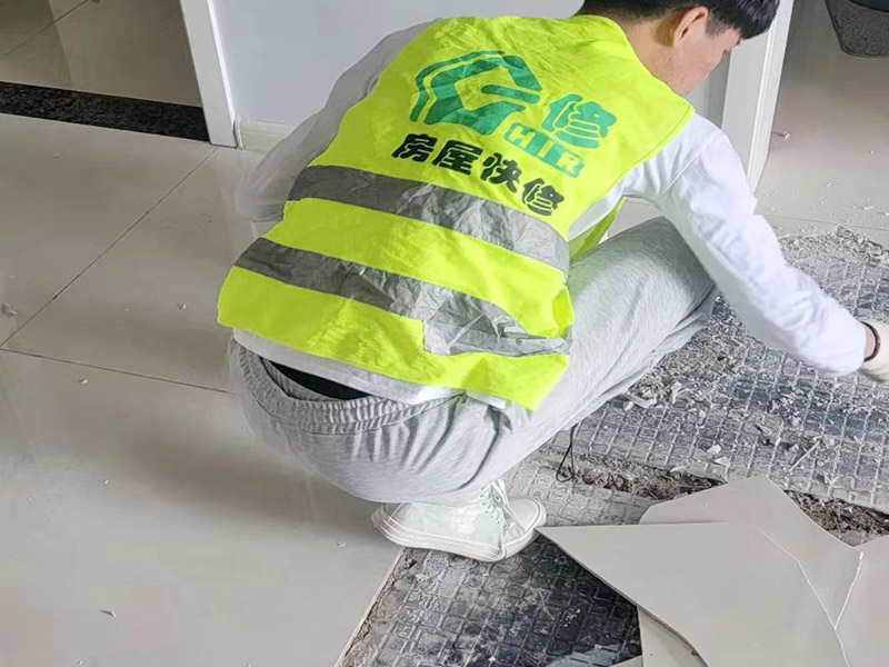 客廳地磚起翹修復(fù)：將油灰刀的邊緣滑入松散的瓷磚與其旁邊的瓷磚之間的接縫中。撬起瓷磚并將其移除。用金屬刮刀或小的撬桿的平坦邊緣刮掉基材和瓷磚背面的稀釋劑或瓷磚粘合劑。用相同的工具刮擦周?chē)臻g的舊水泥漿。用清水沖洗除去翹起的瓷磚，然后用濕海綿擦拭，使其干凈。將砂漿抹在缺口邊緣上，然后將稀釋水泥砂漿抹在瓷磚的背面，將瓷磚鋪回原位。如果難以將瓷磚平整，則將瓷磚墊片插入接縫或修補(bǔ)物與包圍它的瓷磚之間的接縫或接縫中。刮掉多余的漿液，并讓該區(qū)域靜置約10分鐘。用水蘸軟海綿，然后輕輕擦拭修復(fù)區(qū)域。瓷磚上出現(xiàn)一層干粉后，請(qǐng)用干抹布擦拭。