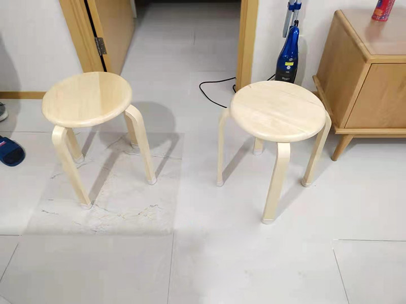 客廳地磚起翹修復(fù)：將油灰刀的邊緣滑入松散的瓷磚與其旁邊的瓷磚之間的接縫中。撬起瓷磚并將其移除。用金屬刮刀或小的撬桿的平坦邊緣刮掉基材和瓷磚背面的稀釋劑或瓷磚粘合劑。用相同的工具刮擦周?chē)臻g的舊水泥漿。用清水沖洗除去翹起的瓷磚，然后用濕海綿擦拭，使其干凈。將砂漿抹在缺口邊緣上，然后將稀釋水泥砂漿抹在瓷磚的背面，將瓷磚鋪回原位。如果難以將瓷磚平整，則將瓷磚墊片插入接縫或修補(bǔ)物與包圍它的瓷磚之間的接縫或接縫中。刮掉多余的漿液，并讓該區(qū)域靜置約10分鐘。用水蘸軟海綿，然后輕輕擦拭修復(fù)區(qū)域。瓷磚上出現(xiàn)一層干粉后，請(qǐng)用干抹布擦拭。