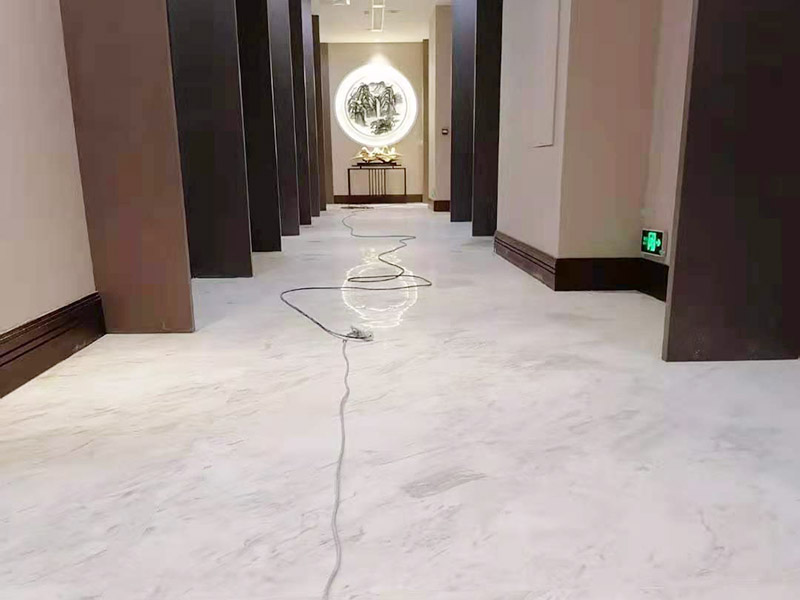 酒店走廊打磨翻新：瓷磚在經(jīng)過歲月洗禮之后，表面容易積水垢、油污，尤其縫里污漬特別多。所以在清洗瓷磚時，建議使用去污膏對表面進行一個徹底清洗。處理瓷磚縫隙的話，可以用牙刷沾著去污膏然后刷去。最后再用清水清理一遍，擦干即可。如果效果不滿意的話，還可以使用拋光打磨機對瓷磚進行打磨，雖然可以讓瓷磚恢復(fù)透亮，但對圖案紋理的完整性有一定的影響。
