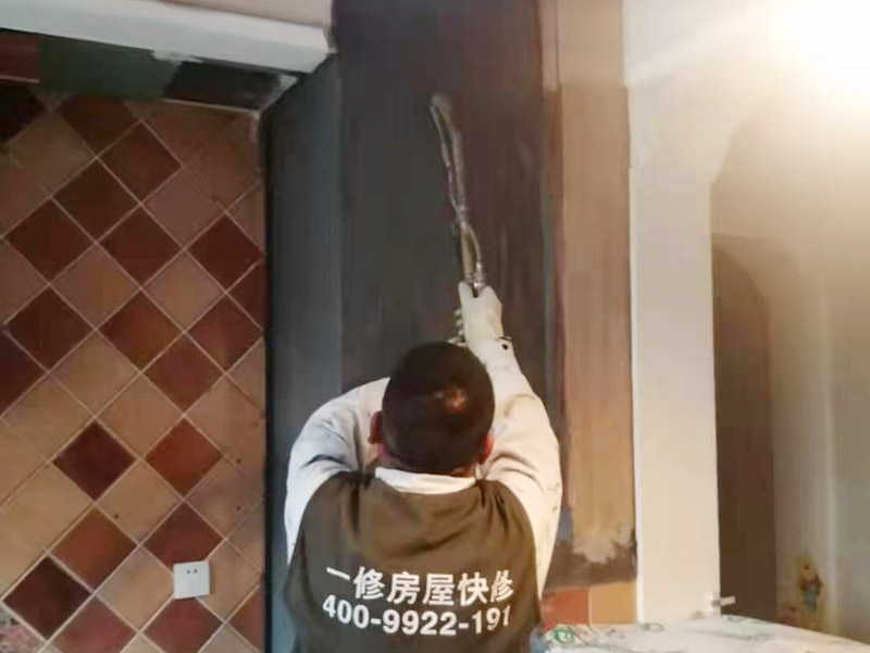 廚房墻面局部防水修復(fù):基面處理是防水施工的關(guān)鍵，施工前須清理基面，以確保其堅(jiān)固、平整、干凈，無(wú)灰塵、油膩、蠟、脫模劑等以及其它碎屑物質(zhì)，如有孔隙、裂縫等缺陷的，須預(yù)先用水泥砂漿修補(bǔ)抹平，陰陽(yáng)角處應(yīng)抹成圓弧形。保持基面濕潤(rùn)當(dāng)無(wú)水。涂刷時(shí)力度均勻，注意不要漏刷；前后兩遍涂刷時(shí)保持垂直相交的角度，以充分覆蓋到位；單次涂刷不宜過(guò)厚，特別是管口和轉(zhuǎn)角處，不能超過(guò)1mm，防止干固后產(chǎn)生裂縫。施工24時(shí)后建議用濕布覆蓋涂層或噴霧灑水對(duì)涂層進(jìn)行養(yǎng)護(hù)，在完全干固前須禁止踩踏、雨水、暴曬、尖銳損傷，特別是在后期安裝潔具時(shí)要特別注意不要破壞防水層。