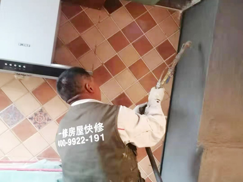 廚房墻面局部防水修復(fù):基面處理是防水施工的關(guān)鍵，施工前須清理基面，以確保其堅(jiān)固、平整、干凈，無(wú)灰塵、油膩、蠟、脫模劑等以及其它碎屑物質(zhì)，如有孔隙、裂縫等缺陷的，須預(yù)先用水泥砂漿修補(bǔ)抹平，陰陽(yáng)角處應(yīng)抹成圓弧形。保持基面濕潤(rùn)當(dāng)無(wú)水。涂刷時(shí)力度均勻，注意不要漏刷；前后兩遍涂刷時(shí)保持垂直相交的角度，以充分覆蓋到位；單次涂刷不宜過(guò)厚，特別是管口和轉(zhuǎn)角處，不能超過(guò)1mm，防止干固后產(chǎn)生裂縫。施工24時(shí)后建議用濕布覆蓋涂層或噴霧灑水對(duì)涂層進(jìn)行養(yǎng)護(hù)，在完全干固前須禁止踩踏、雨水、暴曬、尖銳損傷，特別是在后期安裝潔具時(shí)要特別注意不要破壞防水層。