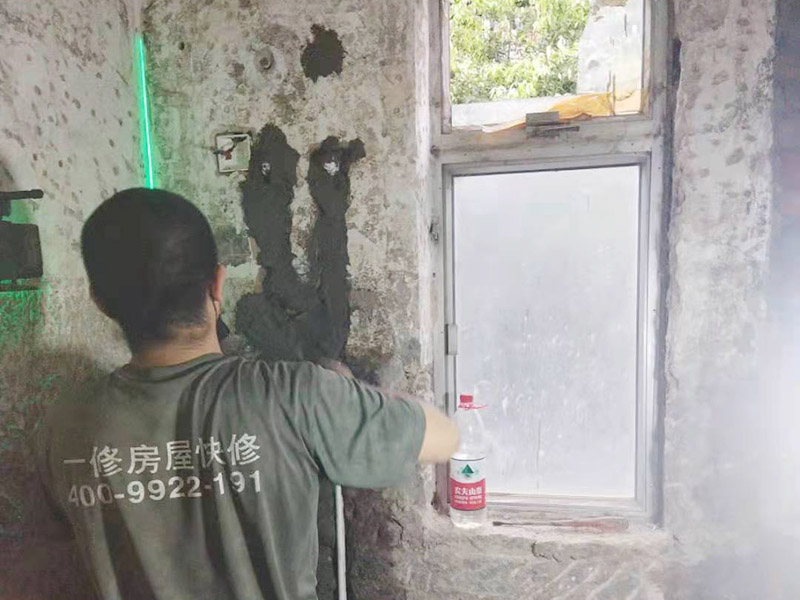 廚衛(wèi)局部改造:在安裝燃?xì)夤芮拔覀冃枰葘⒃罹叻胚M(jìn)事先開好孔的灶臺(tái)。清理干凈灶具進(jìn)氣口，再將膠管接頭套入灶具接頭處并超過紅線，并用管夾或管箍夾緊膠管。查看電池盒是否有電池，如沒有請(qǐng)購買電池并安裝，一般是1號(hào)電池， 到此基本的安裝完成。之后還要做調(diào)試，一般的方法是先開始打開旋鈕，測(cè)試是否有火，或者說看一看火焰顏色是否為淡藍(lán)色，如果火焰顏色偏黃，或者偏紅，還需要再對(duì)燃?xì)庠钸M(jìn)行調(diào)試，使其火焰呈現(xiàn)正常顏色，即淡藍(lán)色。