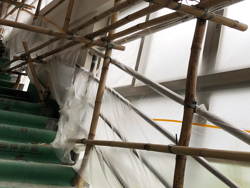 腳手架搭建安裝：腳手架外側防護必須使用合格的密目式安全網(wǎng)封閉，架體陰陽轉角處應設置4根立桿，大橫桿應連通封閉。主節(jié)點處必須設置縱橫向水平桿，立桿除頂層頂部外必須采用對接，大橫桿在架體轉角外可以搭接，剪刀撐必須搭接。剪刀撐、連墻件必須隨外腳手架同步搭設、同步拆除，嚴禁后搭或先拆。落地式腳手架搭設高度不宜超過35m，高度在35～50m時必須采取卸荷措施，高度大于50m時必須采取卸荷措施。