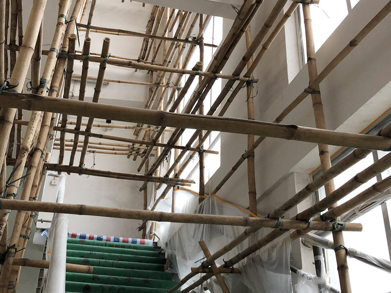 腳手架搭建安裝：腳手架外側防護必須使用合格的密目式安全網(wǎng)封閉，架體陰陽轉角處應設置4根立桿，大橫桿應連通封閉。主節(jié)點處必須設置縱橫向水平桿，立桿除頂層頂部外必須采用對接，大橫桿在架體轉角外可以搭接，剪刀撐必須搭接。剪刀撐、連墻件必須隨外腳手架同步搭設、同步拆除，嚴禁后搭或先拆。落地式腳手架搭設高度不宜超過35m，高度在35～50m時必須采取卸荷措施，高度大于50m時必須采取卸荷措施。