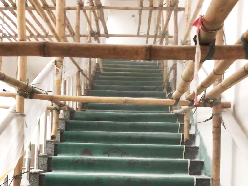 腳手架搭建安裝：腳手架外側防護必須使用合格的密目式安全網(wǎng)封閉，架體陰陽轉角處應設置4根立桿，大橫桿應連通封閉。主節(jié)點處必須設置縱橫向水平桿，立桿除頂層頂部外必須采用對接，大橫桿在架體轉角外可以搭接，剪刀撐必須搭接。剪刀撐、連墻件必須隨外腳手架同步搭設、同步拆除，嚴禁后搭或先拆。落地式腳手架搭設高度不宜超過35m，高度在35～50m時必須采取卸荷措施，高度大于50m時必須采取卸荷措施。