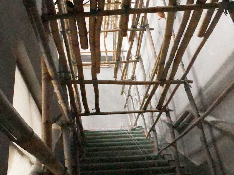 腳手架搭建安裝：腳手架外側防護必須使用合格的密目式安全網(wǎng)封閉，架體陰陽轉角處應設置4根立桿，大橫桿應連通封閉。主節(jié)點處必須設置縱橫向水平桿，立桿除頂層頂部外必須采用對接，大橫桿在架體轉角外可以搭接，剪刀撐必須搭接。剪刀撐、連墻件必須隨外腳手架同步搭設、同步拆除，嚴禁后搭或先拆。落地式腳手架搭設高度不宜超過35m，高度在35～50m時必須采取卸荷措施，高度大于50m時必須采取卸荷措施。
