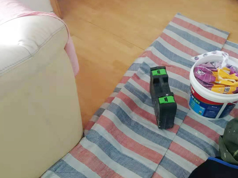 吊頂維修安裝：進(jìn)行吊頂高度的精確測(cè)量，都是裝修吊頂?shù)牧鞒讨信旁谑孜坏牟襟E。具體的操作方法就是先準(zhǔn)備好一個(gè)卷尺，然后標(biāo)清楚所在房屋的高水平線，以豎向測(cè)量的方式，來(lái)確認(rèn)標(biāo)高，繼而用彈線把龍骨從頂板的位置彈出來(lái)，完成這一步后，不要忘了用這種方法在墻壁的位置確定頂棚區(qū)域的標(biāo)高水平線。做好了樓層和墻壁等處需要標(biāo)高之后，裝修吊頂?shù)牧鞒痰南乱画h(huán)節(jié)就是主龍骨吊桿的安裝了。