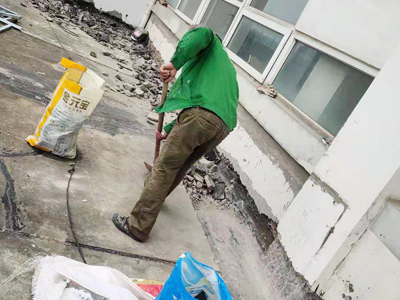 屋頂鏟除建渣裝袋：涂膜防水層依附于基層，基層質(zhì)量好壞，直接影響防水涂膜的質(zhì)量。因而在涂膜施工前，應(yīng)對基層進行認真的檢查和必要的處理，使之達到涂膜施工的要求。涂料的涂布應(yīng)采取“先高后低、先遠后近、先立面后平面”的施工順序。同一屋面上先涂布排水比較集中的水落口、天溝、檐口等節(jié)點部位，再進行大面積的涂布。