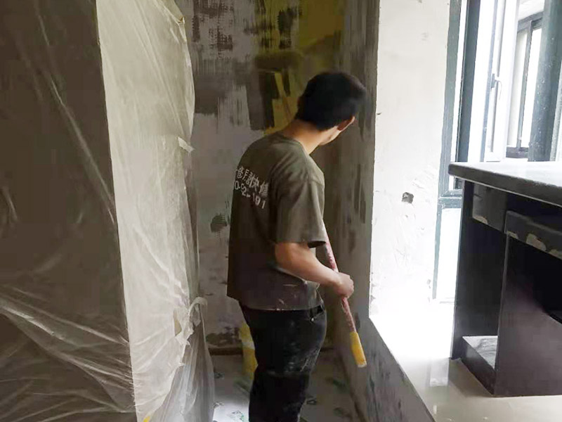 墻面基層刷墻固：什么是墻固？墻固是墻面固化膠，是用在水泥酥松的墻面上的起固定水泥砂漿防止水泥砂漿墻面掉渣的。墻固外觀大都為乳白色膠液狀，產(chǎn)品有多種顏色，主要以綠色、藍(lán)色為主，涂刷色彩分布均勻，遮蓋力強(qiáng)，干燥后不掉粉，不掉色，可隨意清掃。