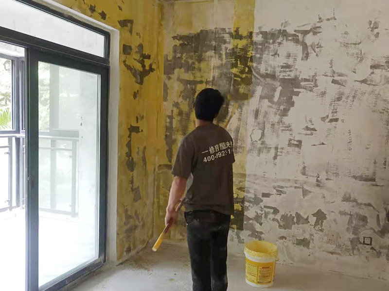 墻面基層刷墻固：什么是墻固？墻固是墻面固化膠，是用在水泥酥松的墻面上的起固定水泥砂漿防止水泥砂漿墻面掉渣的。墻固外觀大都為乳白色膠液狀，產(chǎn)品有多種顏色，主要以綠色、藍(lán)色為主，涂刷色彩分布均勻，遮蓋力強(qiáng)，干燥后不掉粉，不掉色，可隨意清掃。