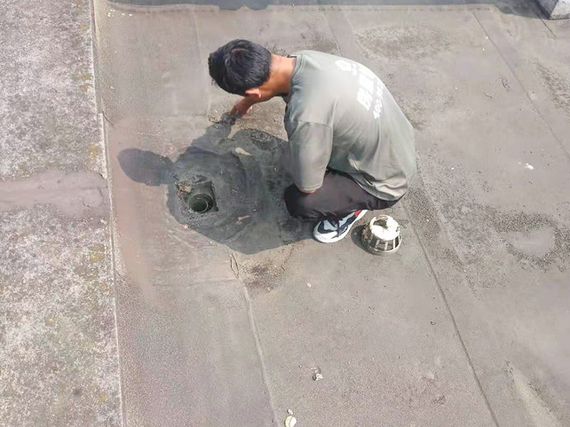 屋面排水口維修：涂膜防水層依附于基層，基層質(zhì)量好壞，直接影響防水涂膜的質(zhì)量。因而在涂膜施工前，應(yīng)對(duì)基層進(jìn)行認(rèn)真的檢查和必要的處理，使之達(dá)到涂膜施工的要求。涂料的涂布應(yīng)采取“先高后低、先遠(yuǎn)后近、先立面后平面”的施工順序。同一屋面上先涂布排水比較集中的水落口、天溝、檐口等節(jié)點(diǎn)部位，再進(jìn)行大面積的涂布。用滾刷或毛刷均勻地涂刷多遍，直到達(dá)到規(guī)定的涂膜厚度要求，不得漏底，待涂層干固后，才能進(jìn)行下一道工序。當(dāng)多遍涂布時(shí)，每遍涂刷方向應(yīng)與上一遍方向相垂直。